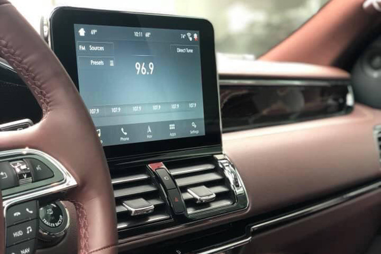 Hàng ghế sau được trang bị thêm 2 màn hình có kích thước 10 inch, ghế trước có tính năng làm mát, sưởi ấm và masagge. Các công nghệ an toàn có trên xe bao gồm hiển thị thông tin trên kính lái HUD, hỗ trợ cảnh báo điểm mù, camera 360 độ, chiếu sáng thích ứng trong đêm, cảnh báo va chạm phía trước... 