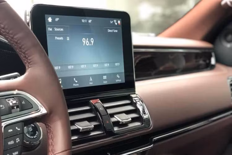 Hàng ghế sau được trang bị thêm 2 màn hình có kích thước 10 inch, ghế trước có tính năng làm mát, sưởi ấm và masagge. Các công nghệ an toàn có trên xe bao gồm hiển thị thông tin trên kính lái HUD, hỗ trợ cảnh báo điểm mù, camera 360 độ, chiếu sáng thích ứng trong đêm, cảnh báo va chạm phía trước... 