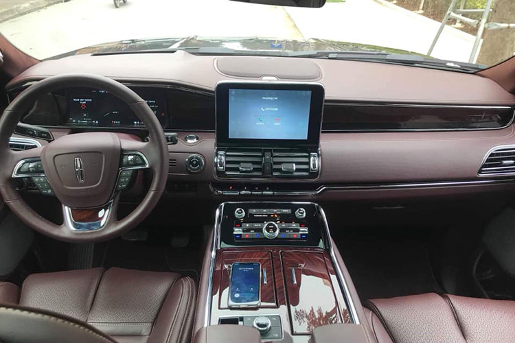 Bên trong, Lincoln Navigator Black Label L 2019 tại Việt Nam sở hữu đến 3 hàng ghế. Riêng hàng ghế thứ 3 có thể gập lại nhằm tăng diện tích cho khoang chứa đồ. Các trang bị cao cấp nội thất của chiếc SUV hạng sang cỡ lớn của Ford có hệ thống thông tin giải trí SYNC 3, tương thích Apple CarPlay và Android Auto.