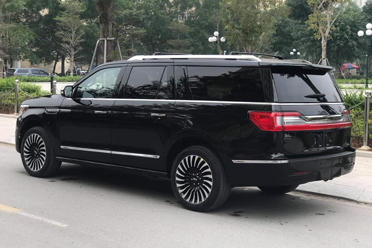 Lincoln Navigator phát triển dựa trên "người anh em" Ford Expedition mới, đồng nghĩa với việc vỏ xe được làm từ vật liệu nhôm. Ở phía sau xe, đèn hậu cũng thiết kế dạng led trải dài sang 2 bên đuôi xe cùng một thanh mạ crom chính giữa tạo cảm giác sang trọng. Đi cùng với kích thước "khủng" của xe là bộ mâm đa chấu thiết kế đẹp mắt.