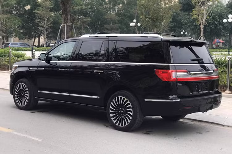 Lincoln Navigator phát triển dựa trên "người anh em" Ford Expedition mới, đồng nghĩa với việc vỏ xe được làm từ vật liệu nhôm. Ở phía sau xe, đèn hậu cũng thiết kế dạng led trải dài sang 2 bên đuôi xe cùng một thanh mạ crom chính giữa tạo cảm giác sang trọng. Đi cùng với kích thước "khủng" của xe là bộ mâm đa chấu thiết kế đẹp mắt.