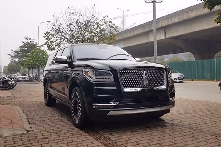 Đối thủ chính của Lincoln Navigator 2019 là những cái tên sừng sỏ như Lexus LX570 Super Sport, Cadillac Escalade hay Infiniti QX80...