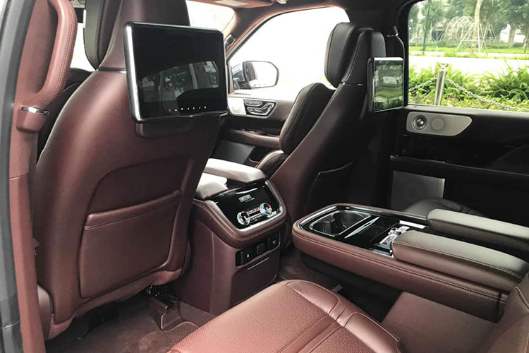 Sức mạnh của Lincoln Navigator L Black Label mới đến từ khối động cơ tăng áp V6 3.5L, cho ra công suất 450 mã lực tại 5.500 vòng/phút và mô-men xoắn 510 Nm tại 3.000 vòng/phút. Đi kèm là hộp số tự động 10 cấp giống với Ford F-150 và hệ dẫn động 4 bánh toàn thời gian tiên tiến.