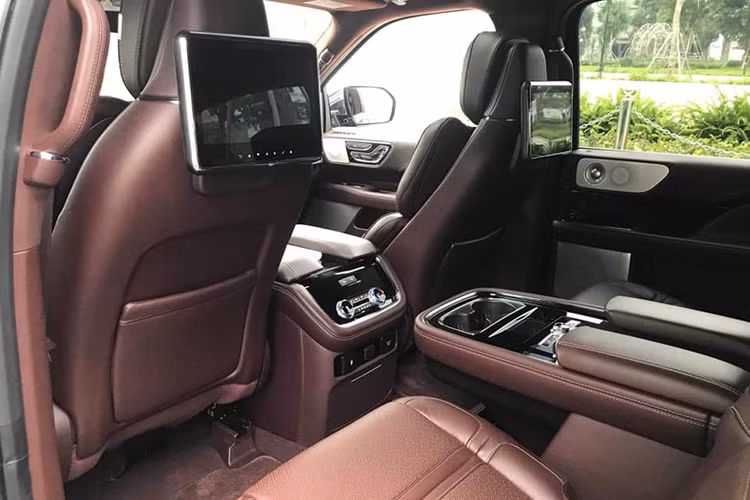 Sức mạnh của Lincoln Navigator L Black Label mới đến từ khối động cơ tăng áp V6 3.5L, cho ra công suất 450 mã lực tại 5.500 vòng/phút và mô-men xoắn 510 Nm tại 3.000 vòng/phút. Đi kèm là hộp số tự động 10 cấp giống với Ford F-150 và hệ dẫn động 4 bánh toàn thời gian tiên tiến.