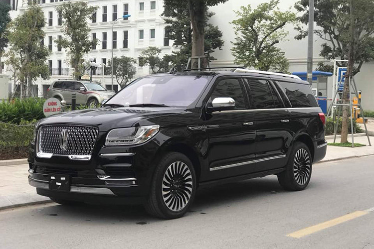 Mẫu xe SUV hạng sang Lincoln Navigator mới được đưa về thị trường Việt Nam hiện đã khá dồi dào so với hồi cuối năm 2018, đầu 2019. Xe với đù các màu sắc như trắng, đen, tím vỏ nho hay màu xám và trắng. Mới đây, lại thêm 1 chiếc xe Lincoln Navigator Black Label 2019 mới được một công ty nhập khẩu tư nhân tại Hà Nội đưa về.