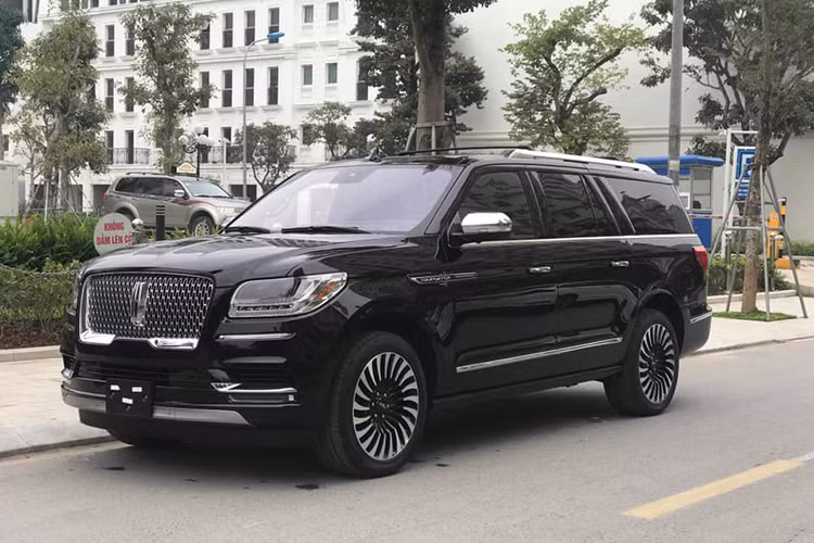 Mẫu xe SUV hạng sang Lincoln Navigator mới được đưa về thị trường Việt Nam hiện đã khá dồi dào so với hồi cuối năm 2018, đầu 2019. Xe với đù các màu sắc như trắng, đen, tím vỏ nho hay màu xám và trắng. Mới đây, lại thêm 1 chiếc xe Lincoln Navigator Black Label 2019 mới được một công ty nhập khẩu tư nhân tại Hà Nội đưa về.