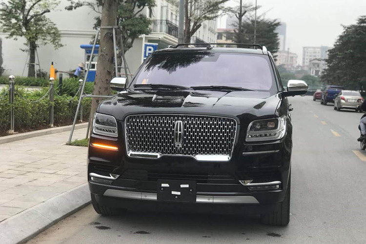 Sức kéo tối đa của Lincoln Navigator Black Label 2019 mới lên tới gần 4 tấn. Xe được nâng cấp vật liệu cách âm và kính nhiều lớp, nhưng nhẹ hơn 90,7 kg so với phiên bản trước đây. So với thế hệ cũ, xe mang dáng dấp hiện đại hơn khi dùng lưới tản nhiệt mạ crôm phía trước và cụm đèn pha cũng như đèn định vị sử dụng công nghệ LED.