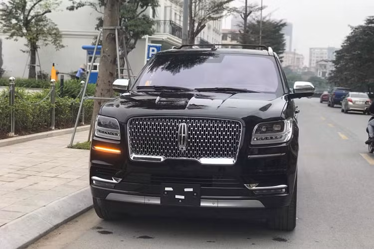 Sức kéo tối đa của Lincoln Navigator Black Label 2019 mới lên tới gần 4 tấn. Xe được nâng cấp vật liệu cách âm và kính nhiều lớp, nhưng nhẹ hơn 90,7 kg so với phiên bản trước đây. So với thế hệ cũ, xe mang dáng dấp hiện đại hơn khi dùng lưới tản nhiệt mạ crôm phía trước và cụm đèn pha cũng như đèn định vị sử dụng công nghệ LED.