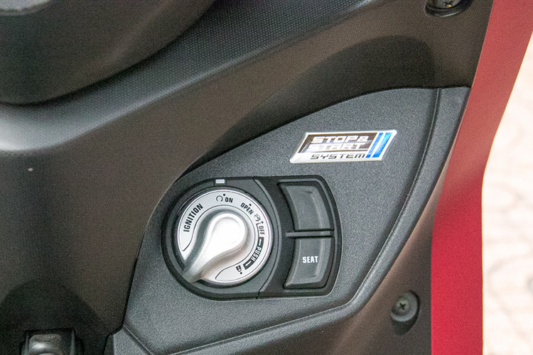 Xe sử dụng hệ thống khóa thông minh khá tiện lợi. Phía bên trái yếm xe được trang bị cổng lấy điện 12 volt cùng một hộc chứa đồ nhỏ có thể để vừa điện thoại, khẩu trang hay các vật dụng cá nhân nhỏ... Vị trí để chân trên LEXi dài nhưng không quá rộng. Người lái có thể thoải mái di chuyển chân lên xuống