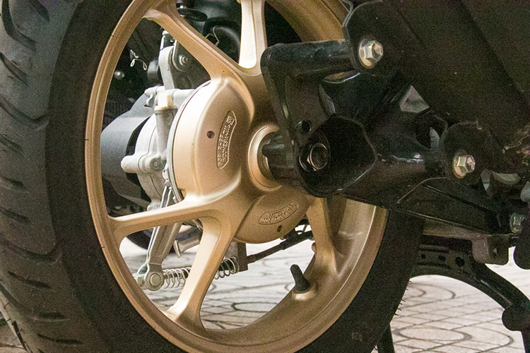 Giảm xóc với bình dầu phụ là trang bị tiêu chuẩn, tuy nhiên giảm xóc này không thể tăng chỉnh. Điểm nhấn khi nhìn bên hông của LEXi là phần ống xả được vuốt cao, cùng với tấm che bảo vệ tạo hình góc cạnh, mạnh mẽ.