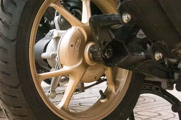 Giảm xóc với bình dầu phụ là trang bị tiêu chuẩn, tuy nhiên giảm xóc này không thể tăng chỉnh. Điểm nhấn khi nhìn bên hông của LEXi là phần ống xả được vuốt cao, cùng với tấm che bảo vệ tạo hình góc cạnh, mạnh mẽ.