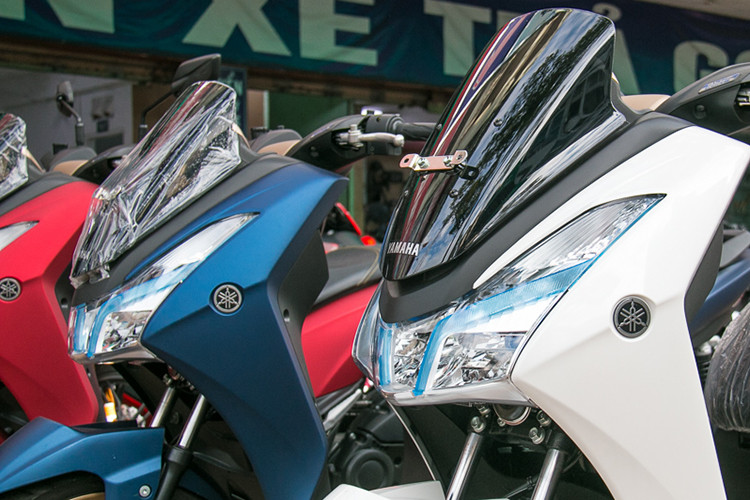 Cụm đèn chính chiếm gần như toàn bộ phần mặt trước của LEXi S với thiết kế chữ U lạ mắt. Hệ thống đèn chiếu sáng trên xe được chia thành 3 phần và sử dụng bóng LED, tuy nhiên đèn báo rẽ vẫn sử dụng bóng halogen truyền thống.