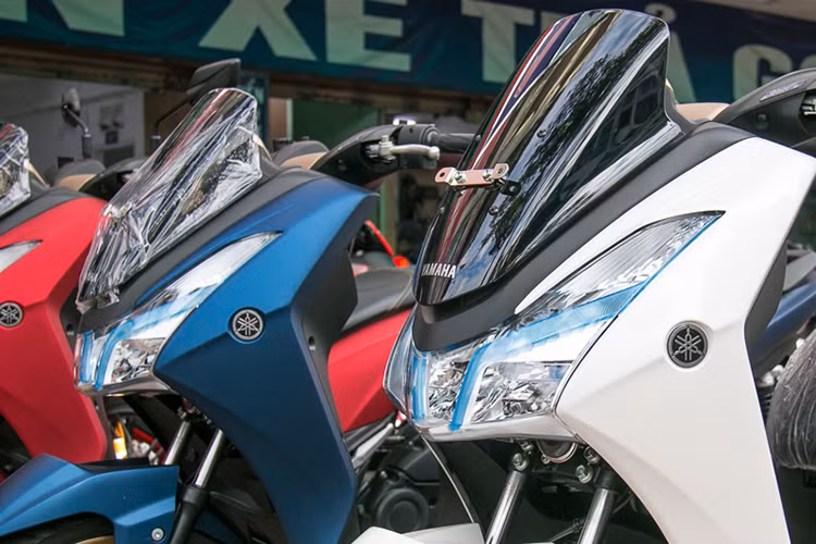 Cụm đèn chính chiếm gần như toàn bộ phần mặt trước của LEXi S với thiết kế chữ U lạ mắt. Hệ thống đèn chiếu sáng trên xe được chia thành 3 phần và sử dụng bóng LED, tuy nhiên đèn báo rẽ vẫn sử dụng bóng halogen truyền thống.