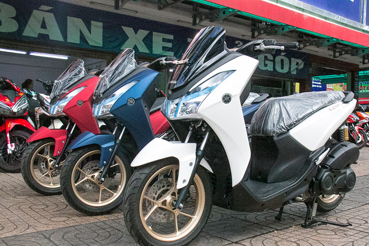 Về ngoại hình, kích thước tổng thể của Yamaha LEXi S thế hệ mới là 1.970 x 720 x 1.135 mm (dài x rộng x cao). So với đối thủ Honda PCX, LEXi dài và cao hơn, tuy nhiên chiều rộng lại nhỏ hơn. Khối lượng của LEXi là 112 kg, nhẹ hơn PCX 18 kg.