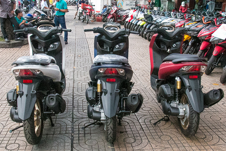 Tại thị trường Indonesia, Yamaha LEXi có 3 phiên bản khác nhau, phiên bản được mang về Việt Nam là phiên bản LEXi S. Xe đang được phân phối với 3 lựa chọn màu sắc là xanh, đỏ và trắng.