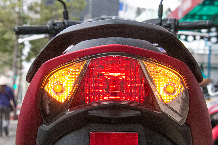 Yên xe LEXi có chiều cao yên 785 mm, mức chiều cao yên thấp cùng bề rộng xe nhỏ giúp cho những người có chiều cao khoảng 1,6 m vẫn có thể dễ dàng điều khiển mẫu xe này. Phía dưới yên xe là hộc chứa đồ dung tích 12,8 lít, có thể chứa vừa nón bảo hiểm 3/4 đầu cỡ nhỏ. Ở phía sau là lỗ tiếp nhiên liệu, bình xăng trên LEXi có dung tích 4,2 lít, vừa phải với một chiếc tay ga 125cc.