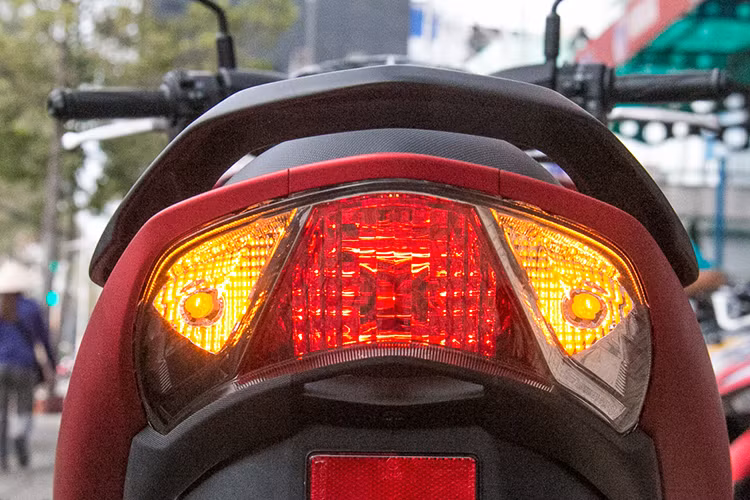 Yên xe LEXi có chiều cao yên 785 mm, mức chiều cao yên thấp cùng bề rộng xe nhỏ giúp cho những người có chiều cao khoảng 1,6 m vẫn có thể dễ dàng điều khiển mẫu xe này. Phía dưới yên xe là hộc chứa đồ dung tích 12,8 lít, có thể chứa vừa nón bảo hiểm 3/4 đầu cỡ nhỏ. Ở phía sau là lỗ tiếp nhiên liệu, bình xăng trên LEXi có dung tích 4,2 lít, vừa phải với một chiếc tay ga 125cc.