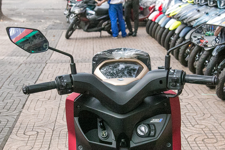 Đồng hồ hiển thị được đặt cố định trên phần đầu xe với phần viền màu vàng đồng. Các thông số trên đồng hồ đều là dạng kỹ thuật số màu âm bản đơn sắc. Cụm công tắc của LEXi không quá đặc biệt, tuy nhiên vị trí bật/tắt đèn chiếu sáng được thay thế bằng công tắc đèn cảnh báo (hazard).