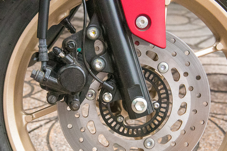 Cụm đèn hậu sau xe được thiết kế liền lạc với thân theo phong cách unibody. So với phần đầu xe, đuôi xe của LEXi chưa thật sự nổi bật. Xe sử dụng bộ mâm kích thước 14 inch, thông số lốp trước và sau lần lượt là 90/90 và 100/90. Hệ thống phanh trước của xe sử dụng kẹp phanh 1 piston kèm ABS và ở phía sau sử dụng phanh tang trống.