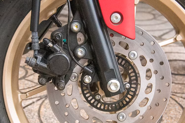 Cụm đèn hậu sau xe được thiết kế liền lạc với thân theo phong cách unibody. So với phần đầu xe, đuôi xe của LEXi chưa thật sự nổi bật. Xe sử dụng bộ mâm kích thước 14 inch, thông số lốp trước và sau lần lượt là 90/90 và 100/90. Hệ thống phanh trước của xe sử dụng kẹp phanh 1 piston kèm ABS và ở phía sau sử dụng phanh tang trống.