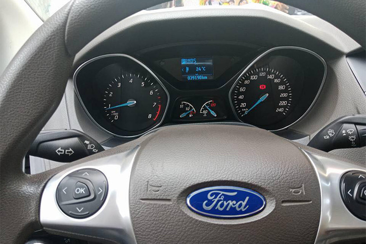 Cụ thể, chiếc xe bị một số lỗi như hộp số bị rung giật khi chuyển số; thỉnh thoảng vòng tua cao bất thường, lên đến 6.000 vòng khi di chuyển với tốc độ 30 km/h; thường xuyên báo lỗi: “Trasmission hot, wait 5 minutes” và báo lỗi nguy hiểm “Transmission overheating stop safely”… kèm theo đó là hiện tượng bị tuột số, không bắt côn số.