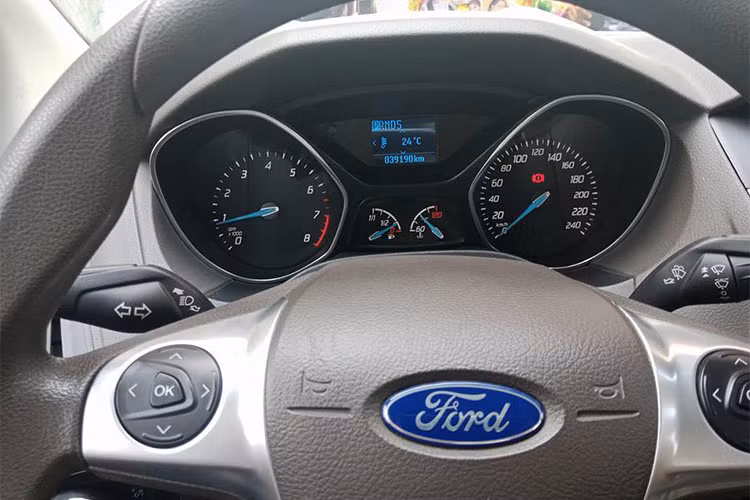 Cụ thể, chiếc xe bị một số lỗi như hộp số bị rung giật khi chuyển số; thỉnh thoảng vòng tua cao bất thường, lên đến 6.000 vòng khi di chuyển với tốc độ 30 km/h; thường xuyên báo lỗi: “Trasmission hot, wait 5 minutes” và báo lỗi nguy hiểm “Transmission overheating stop safely”… kèm theo đó là hiện tượng bị tuột số, không bắt côn số.