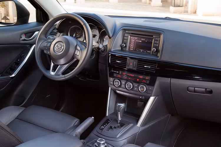 Ngoài giá xe, còn chưa kể những chiếc xe đời đầu 2013 có thể lên đến 1,2 tỷ đồng, bao gồm các chi phí ra biển số và lăn bánh... Tuy nhiên, mặt tích cực của việc giảm giá mạnh của dòng xe SUV Mazda CX-5 cũng khiến cho mức giá xe của toàn thị trường có phần giảm theo hướng có lợi hơn cho những người đang có nhu cầu mua xe cũ.