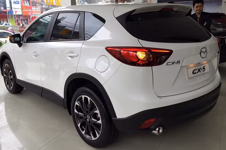Tại thời điểm mới ra mắt lần đầu tiên tại thị trường Việt Nam vào tháng 5/2012, mẫu xe Mazda CX-5 được Thaco Trường hải phân phối dưới dạng nhập khẩu nguyên chiếc từ Nhật Bản, giá bán công bố là 1,185 tỷ đồng cho bản 2.0 một cầu, và 1,265 tỷ đồng cho phiên bản 2.0 hai cầu AWD, đắt hơn nhiều so với giá bán hiện tại.