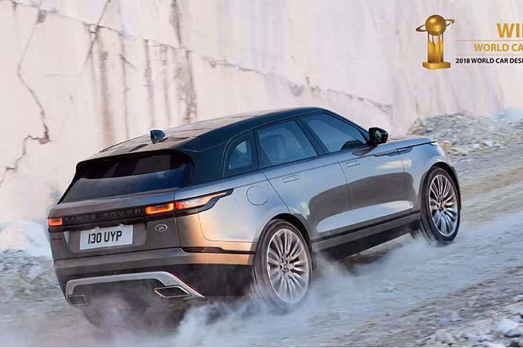 Nhà sản xuất Land Rover cung cấp 3 tùy chọn động cơ cho Range Rover Velar. Máy xăng gồm loại 4 xy-lanh tăng áp 2.0L công suất 247 mã lực và V6 siêu nạp, dung tích 3.0L với công suất tối đa 380 mã lực. Động cơ diesel 2.0L thì tạo ra công suất tối đa 180 mã lực. Tất cả đều kết hợp với hộp số tự động 8 cấp và dẫn động 4 bánh.