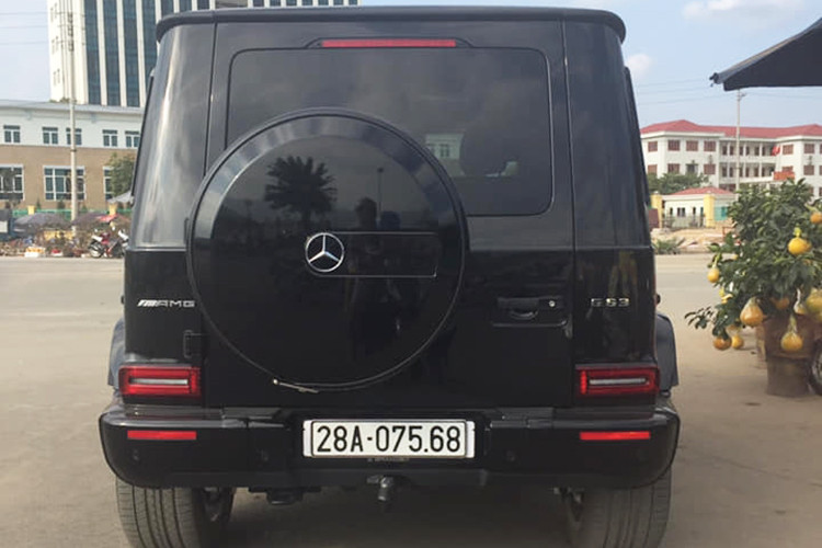 Ăn nhập với ngoại hình đồ sộ của mình, "ông vua off-road" Mercedes G63 AMG hoàn toàn mới còn sở hữu cặp vành có kích thước lên đến 22 inch 7 nan kép sơn đen mờ cực kì thể thao đi cùng điểm nhấn là chỉ viền đỏ kết hợp phanh AMG đỏ tương phản.