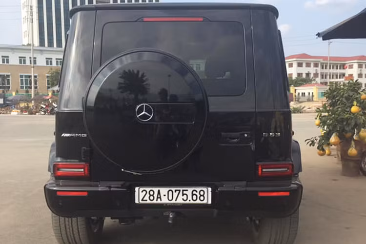 Ăn nhập với ngoại hình đồ sộ của mình, "ông vua off-road" Mercedes G63 AMG hoàn toàn mới còn sở hữu cặp vành có kích thước lên đến 22 inch 7 nan kép sơn đen mờ cực kì thể thao đi cùng điểm nhấn là chỉ viền đỏ kết hợp phanh AMG đỏ tương phản.