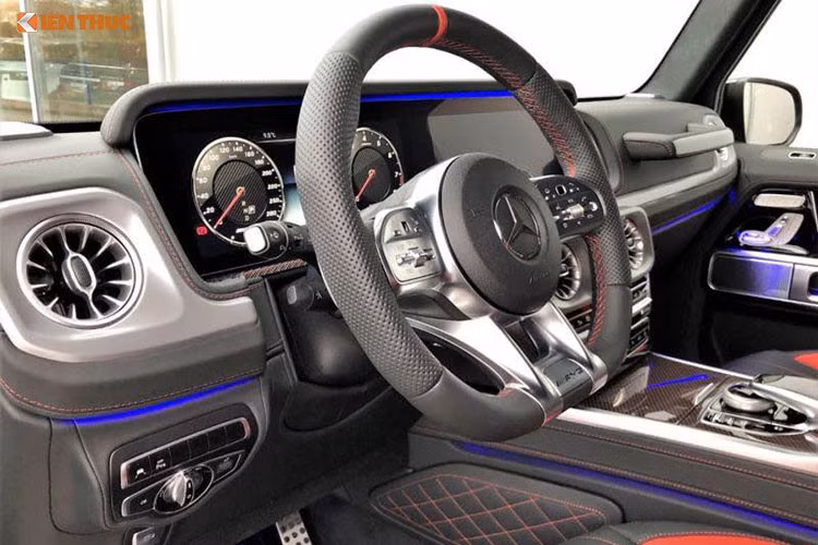Vô lăng tái thiết kế dạng D-cut với các chấu mạ màu bạc sáng, phía sau có tích hợp lẫy chuyển số thể thao. Trên G63 AMG 2019 còn được trang bị đồng hồ IWC nổi tiếng. Cụm điều khiển trung tâm với bàn di cảm ứng đậm phong cách Mercedes-Benz. Ngoài ra tay nắm đặc trưng của dòng G-Class bố trí trên táp lô khu vực ghế phụ được ốp carbon,...