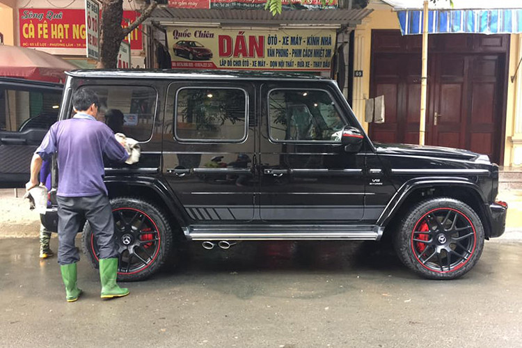 Mercedes G63 AMG 2019 nổi bật với ngoại hình to lớn và rất hầm hồ với những đường gấp khoẻ khoắn đặc trưng của dòng G-Class. Điểm dễ nhận biết nhất của phiên bản 2019 so với ‘’người tiền nhiệm’’ là phần đèn pha được tái thiết kế, sử dụng công nghệ LED cùng thanh cản va trước được tinh chỉnh, hốc gió thể thao hơn và lưới tản nhiệt sửa đổi.