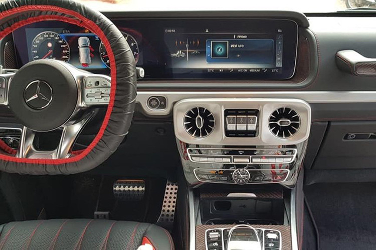 Bên trong khoang nội thất của G63 AMG là sự kết hợp giữa thiết kế cổ điển cứng cáp pha trộn với công nghệ của tương lai. Với 2 màn hình lớn được thiết kế kéo dài giống với E-class và S-Class. Cửa gió điều hoà được mô phỏng với thiết kế của tua-bin máy bay chiến đấu.