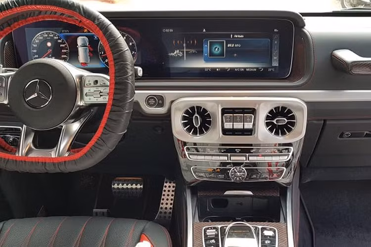 Bên trong khoang nội thất của G63 AMG là sự kết hợp giữa thiết kế cổ điển cứng cáp pha trộn với công nghệ của tương lai. Với 2 màn hình lớn được thiết kế kéo dài giống với E-class và S-Class. Cửa gió điều hoà được mô phỏng với thiết kế của tua-bin máy bay chiến đấu.