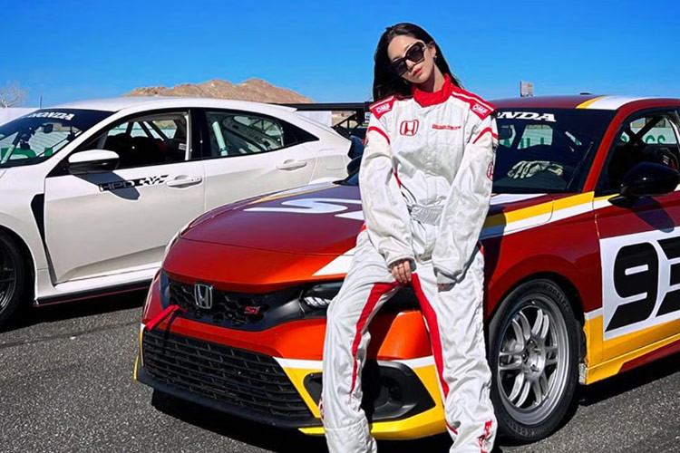 Nữ drifter người Hàn Quốc Sara Choi cũng sẽ có mặt theo đoàn xe từ TP.HCM. Cô nổi tiếng khi thi đấu cho các giải drift như D1GP được tổ chức ở Indonesia. Trên mạng xã hội với hơn nửa triệu người theo dõi, Sara Choi thường chia sẻ những khoảnh khắc thi đấu cũng như niềm đam mê xe độ của mình như Mazda RX-7 FD hay Honda S2000.