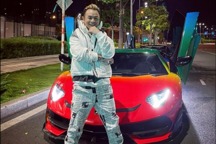 Trong thời gian sống tại Mỹ, anh cũng sở hữu nhiều mẫu xe thể thao khác nhau. Về Việt Nam, hình ảnh của Binz gắn liền với các mẫu xe cổ, đặc biệt là chiếc Mercury Cougar đời 1968 được anh mua từ năm 2019.