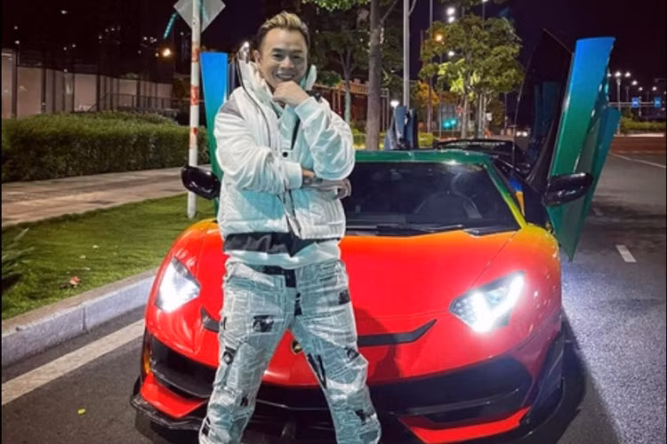 Trong thời gian sống tại Mỹ, anh cũng sở hữu nhiều mẫu xe thể thao khác nhau. Về Việt Nam, hình ảnh của Binz gắn liền với các mẫu xe cổ, đặc biệt là chiếc Mercury Cougar đời 1968 được anh mua từ năm 2019.