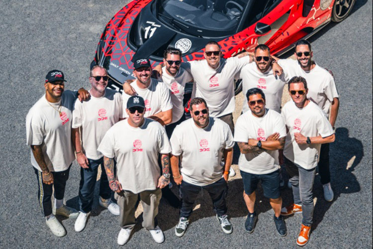 Bên cạnh đó, một số tên tuổi quen thuộc như: Nhóm Youtuber Daily Driven Exotics (DDE), streamer người Mỹ IShow Speed cùng chiếc Lamborghini Huracan STO.