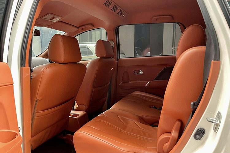 Hệ thống giải trí của Rush được trang bị đầu DVD, hỗ trợ các kết nối như USB, Bluetooth và dàn âm thanh 8 loa mang đến trải nghiệm âm thanh sống động cho hành khách. Toyota Rush 2019 tại Việt Nam sử dụng động cơ xăng Dual VVT-i, dung tích 1.5L, sản sinh công suất 102 mã lực tại 6.000 vòng/phút và mô-men xoắn 136 Nm tại 4.200 vòng/phút.