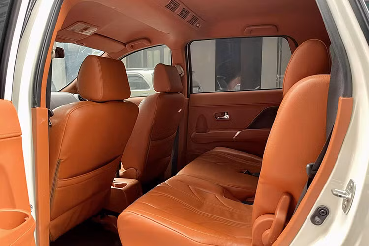 Hệ thống giải trí của Rush được trang bị đầu DVD, hỗ trợ các kết nối như USB, Bluetooth và dàn âm thanh 8 loa mang đến trải nghiệm âm thanh sống động cho hành khách. Toyota Rush 2019 tại Việt Nam sử dụng động cơ xăng Dual VVT-i, dung tích 1.5L, sản sinh công suất 102 mã lực tại 6.000 vòng/phút và mô-men xoắn 136 Nm tại 4.200 vòng/phút.