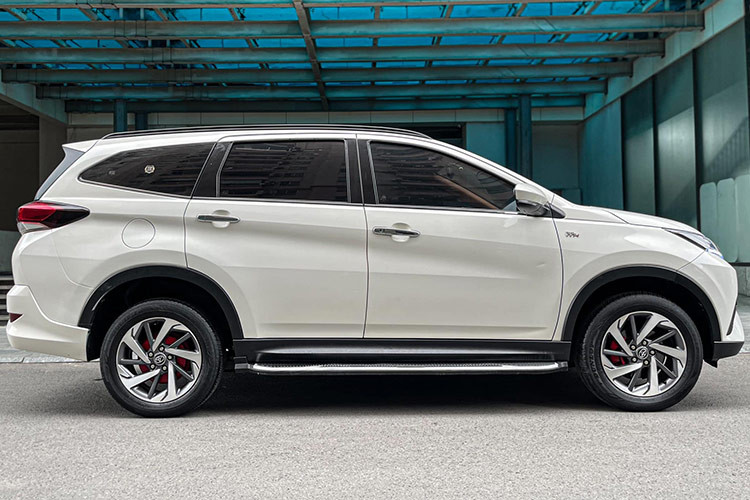 Sau 5 năm sử dụng, giá xe Toyota Rush 2019 hiện nay ghi nhận mức khấu hao khoảng 300 triệu đồng, tương ứng hơn 37% giá trị ban đầu. Đây là một tỷ lệ khấu hao hợp lý, đặc biệt đối với dòng xe Toyota vốn nổi tiếng về độ bền bỉ và giữ giá trên thị trường xe cũ.