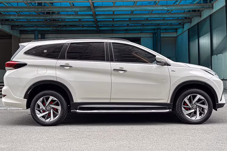 Sau 5 năm sử dụng, giá xe Toyota Rush 2019 hiện nay ghi nhận mức khấu hao khoảng 300 triệu đồng, tương ứng hơn 37% giá trị ban đầu. Đây là một tỷ lệ khấu hao hợp lý, đặc biệt đối với dòng xe Toyota vốn nổi tiếng về độ bền bỉ và giữ giá trên thị trường xe cũ.