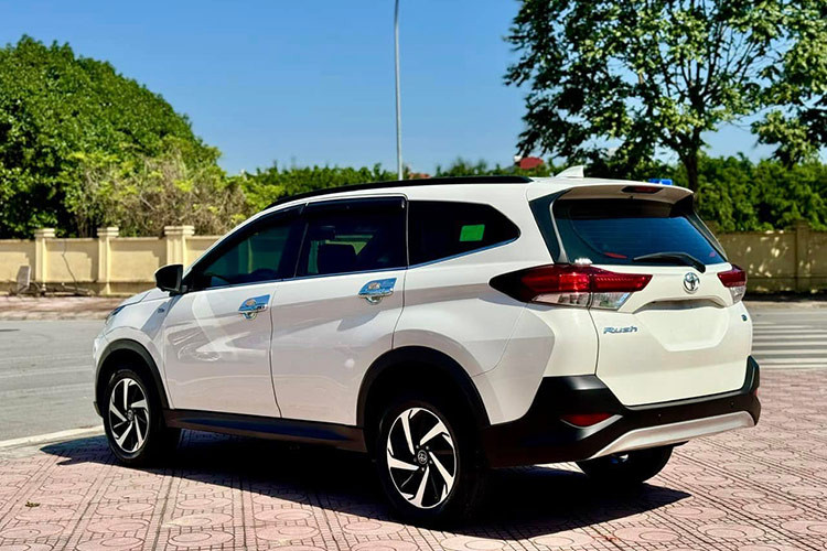 Động cơ được kết hợp với hộp số tự động 4 cấp và hệ dẫn động cầu sau, mang lại cảm giác lái ổn định trên đường đô thị và địa hình nhẹ. Hệ thống trợ lực điện giúp tay lái nhẹ nhàng, dễ dàng điều khiển trong các tình huống giao thông phức tạp.