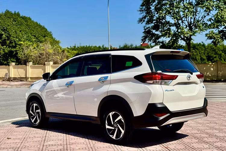 Động cơ được kết hợp với hộp số tự động 4 cấp và hệ dẫn động cầu sau, mang lại cảm giác lái ổn định trên đường đô thị và địa hình nhẹ. Hệ thống trợ lực điện giúp tay lái nhẹ nhàng, dễ dàng điều khiển trong các tình huống giao thông phức tạp.