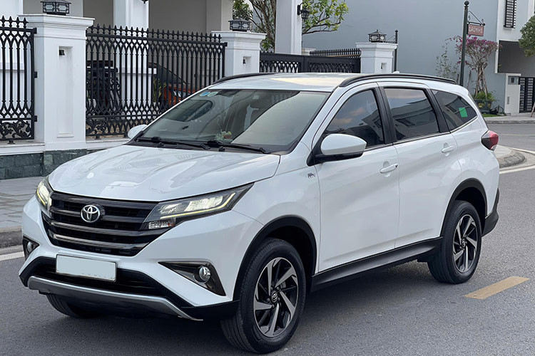 Sau 5 năm sử dụng, những chiếc Toyota Rush 2019 vẫn được đánh giá cao nhờ thiết kế thực dụng và khả năng vận hành ổn định. Là một chiếc MPV 7 chỗ, mẫu xe này đáp ứng tốt nhu cầu của gia đình đông người, với không gian nội thất rộng rãi và linh hoạt. Khả năng tiết kiệm nhiên liệu cũng là một điểm cộng lớn