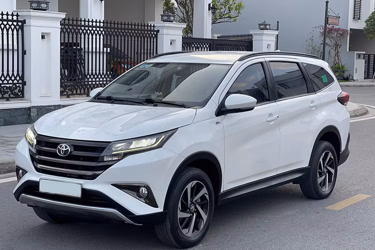 Sau 5 năm sử dụng, những chiếc Toyota Rush 2019 vẫn được đánh giá cao nhờ thiết kế thực dụng và khả năng vận hành ổn định. Là một chiếc MPV 7 chỗ, mẫu xe này đáp ứng tốt nhu cầu của gia đình đông người, với không gian nội thất rộng rãi và linh hoạt. Khả năng tiết kiệm nhiên liệu cũng là một điểm cộng lớn