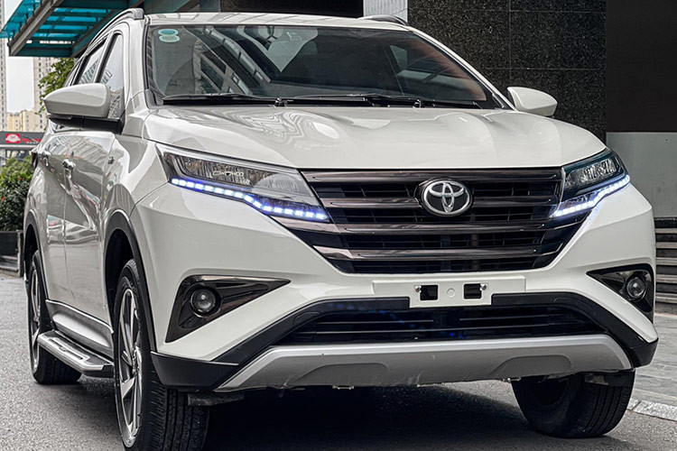 Toyota Rush được giới thiệu lần đầu tại thị trường quốc tế cách đây hơn một thập kỷ nhưng đến cuối năm 2018 mới chính thức được đưa về Việt Nam. Với thiết kế hướng đến sự tiện nghi và đa dụng, mẫu SUV hạng B này nhanh chóng nhận được sự quan tâm của người tiêu dùng. Tuy nhiên, đến năm 2022, Toyota Rush bị khai tử tại Việt Nam để nhường chỗ cho Toyota Veloz Cross.