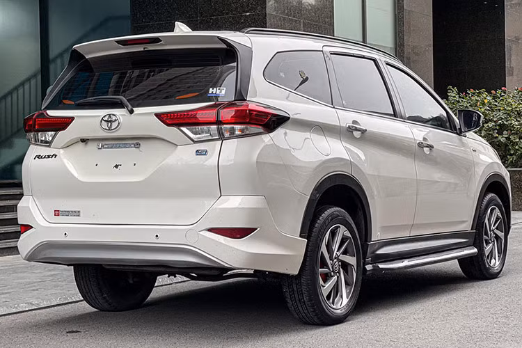 Về thiết kế, Toyota Rush 2019 tạo ấn tượng như một phiên bản thu nhỏ của Fortuner, kết hợp giữa dáng vẻ mạnh mẽ của SUV và sự tiện dụng của MPV. Xe được thiết kế với bố trí 5+2 chỗ ngồi, đáp ứng nhu cầu sử dụng đa dạng của gia đình. Bộ la-zăng hợp kim 17 inch thể thao là trang bị tiêu chuẩn, tôn thêm vẻ hiện đại cho ngoại thất.