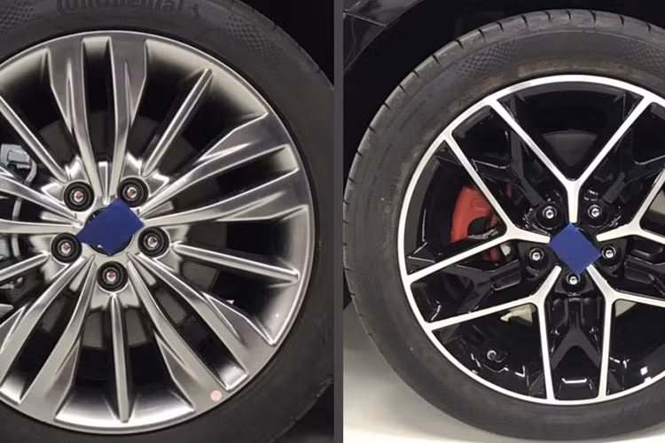 Ngoài ra, các chi tiết tổng thể ngoại thất của mẫu sedan hạng D này cũng không có nhiều thay đổi. Chỉ có một số chi tiết được làm lại như cụm đèn trước, lưới tản nhiệt, cản trước, cản sau và đặc biệt là đèn LED hậu hoàn toàn mới. Thiết kế la-zăng của Kia Optima 2019 cũng được thay đổi với 2 phong cách cho 2 phiên bản khác nhau.